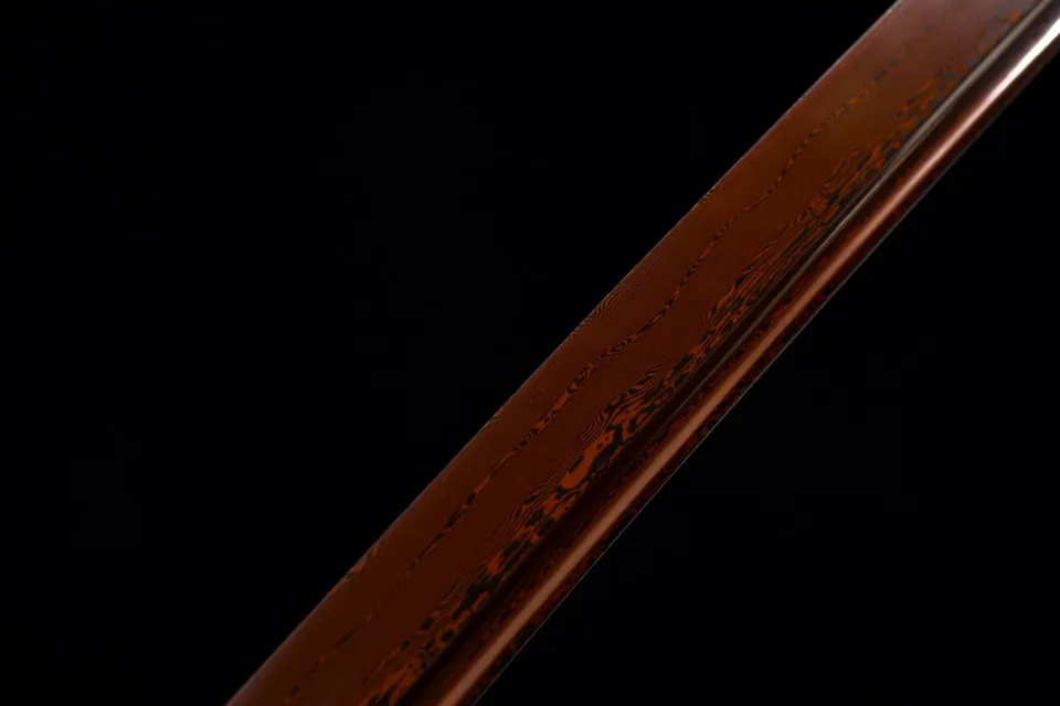 Katana Eien en acier damas rouge avec bo-hi, saya rouge en relief, vue 6