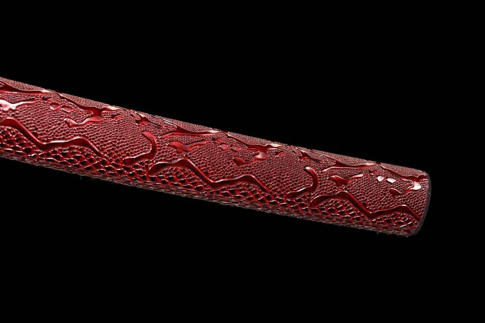 Katana Eien en acier damas rouge avec bo-hi, saya rouge en relief, vue 7