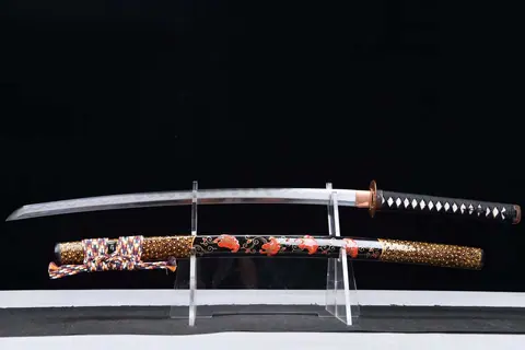 Katana Enyou en acier san mai, hamon ondulé et saya tricolore