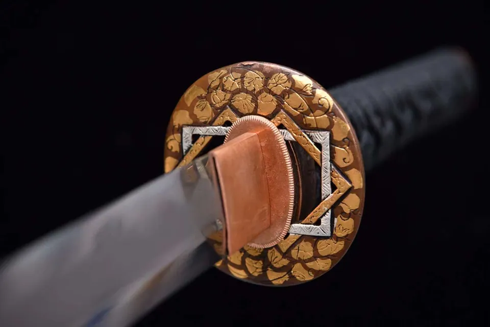 Katana Enyou en acier san mai, hamon ondulé et saya tricolore, vue 3