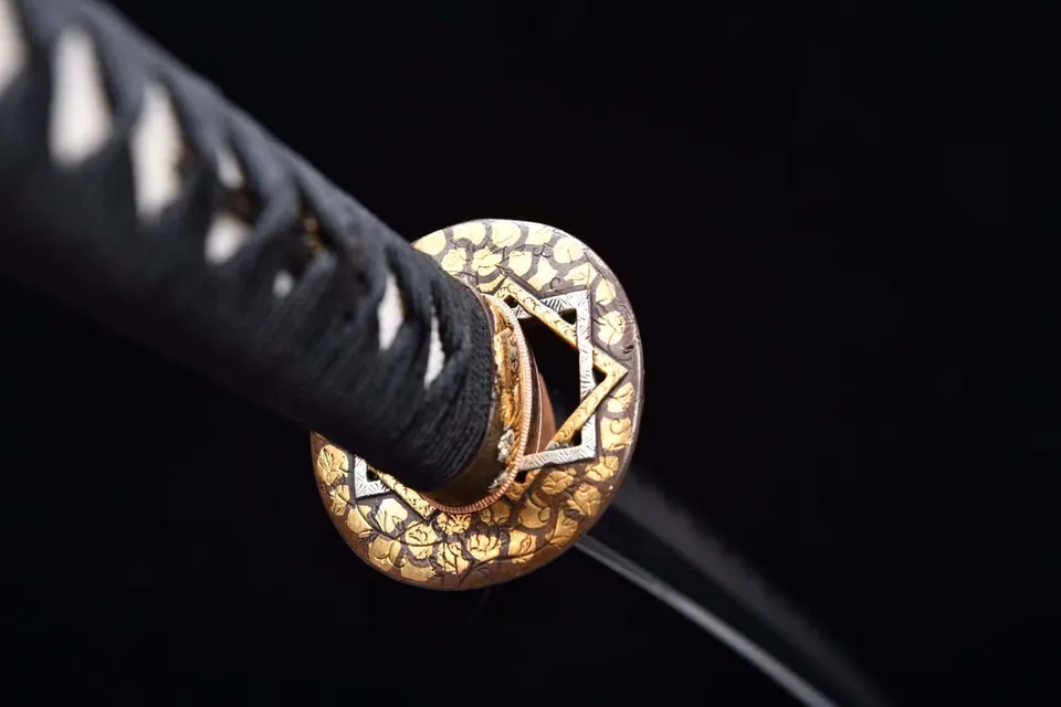 Katana Enyou en acier san mai, hamon ondulé et saya tricolore, vue 4