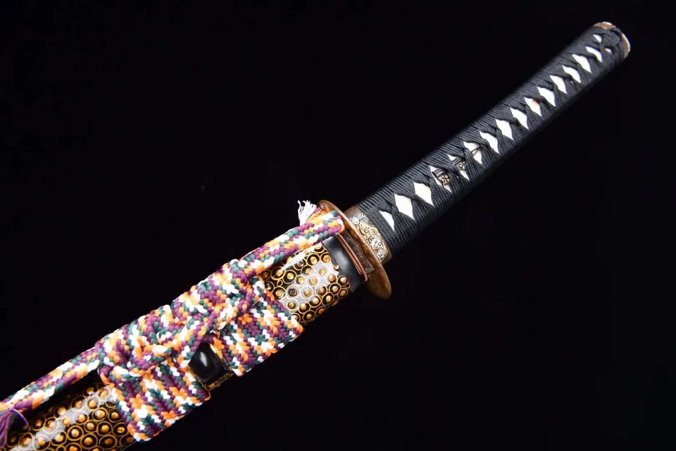 Katana Enyou en acier san mai, hamon ondulé et saya tricolore, vue 5
