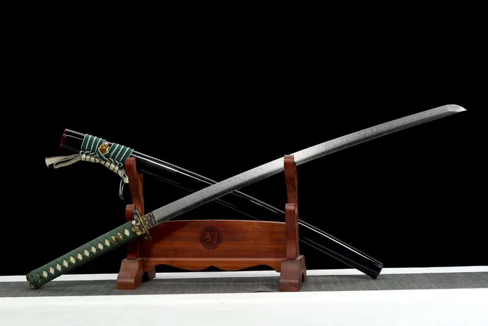 Katana Fukkatsu en acier T10, hamon complexe, saya noir, sageo vert, vue 2