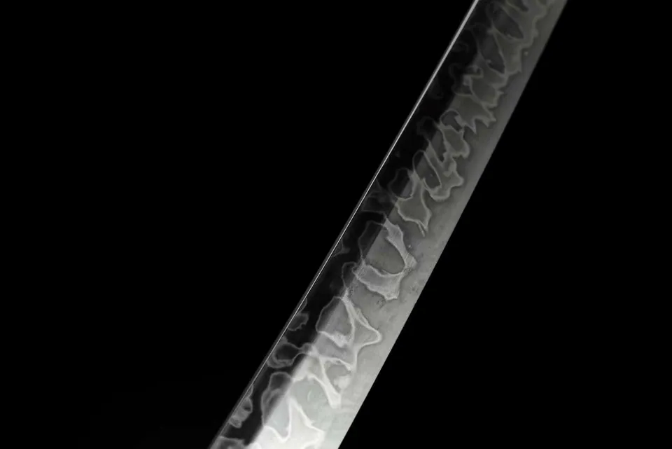 Katana Fukkatsu en acier T10, hamon complexe, saya noir, sageo vert, vue 3