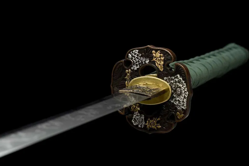 Katana Fukkatsu en acier T10, hamon complexe, saya noir, sageo vert, vue 4