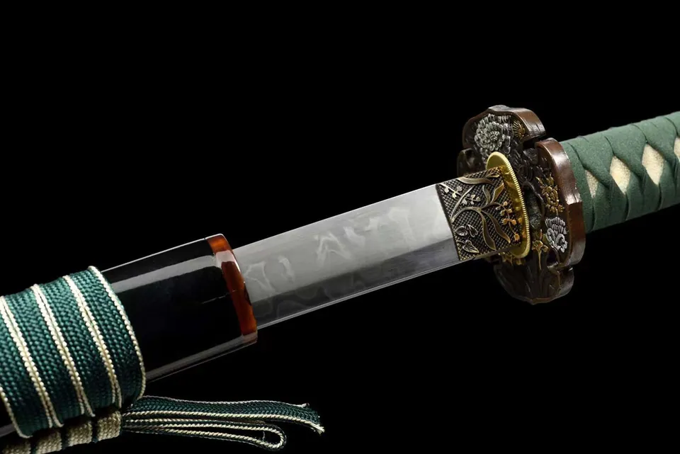 Katana Fukkatsu en acier T10, hamon complexe, saya noir, sageo vert, vue 5