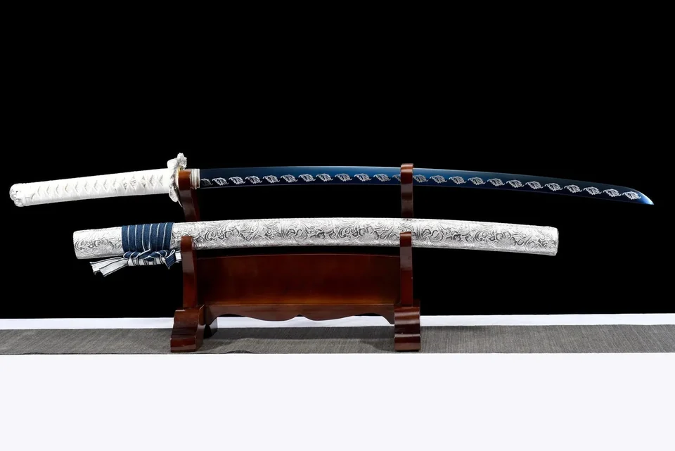 Katana Fuyu en acier au manganèse, lame bleue, saya en bois, vue 2