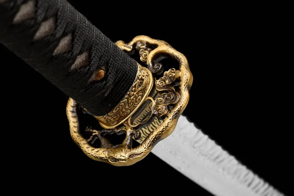 Katana Gaiyo en acier damas sculpté, saya peint, sageo noir et orange, vue 2