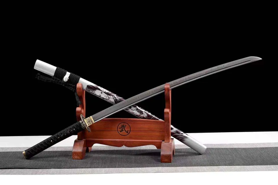 Katana Geiko en acier T10 avec bo-hi, tsuka en bois laqué, acier t10 · hamon