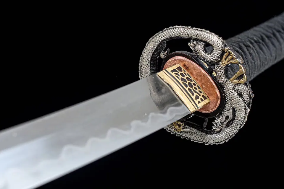 Katana Ginga en acier san mai, cœur T10 et flancs en damas, vue 3