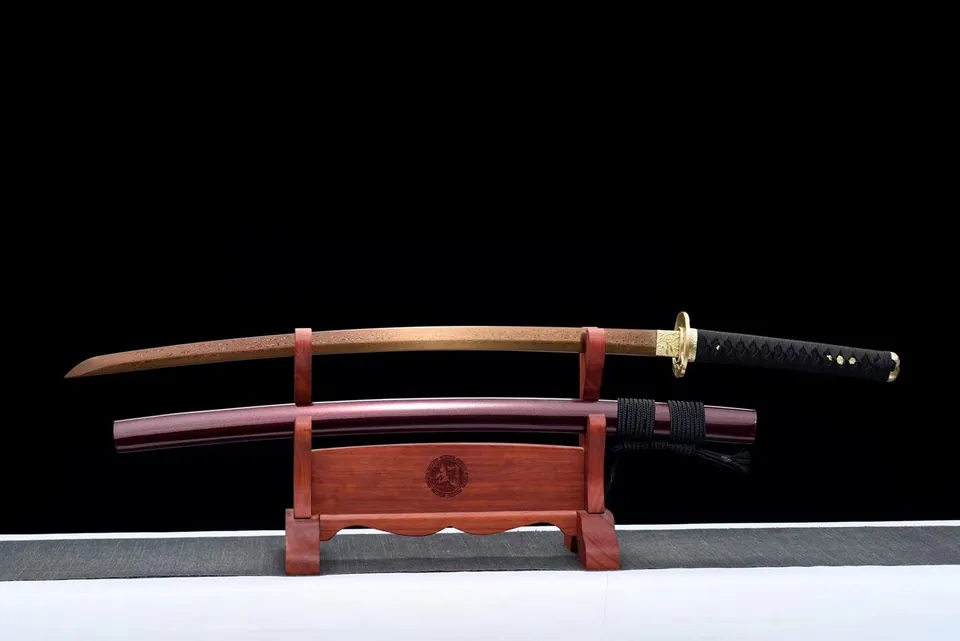 Katana Gōrudo en acier damas, lame dorée, tsuba en laiton