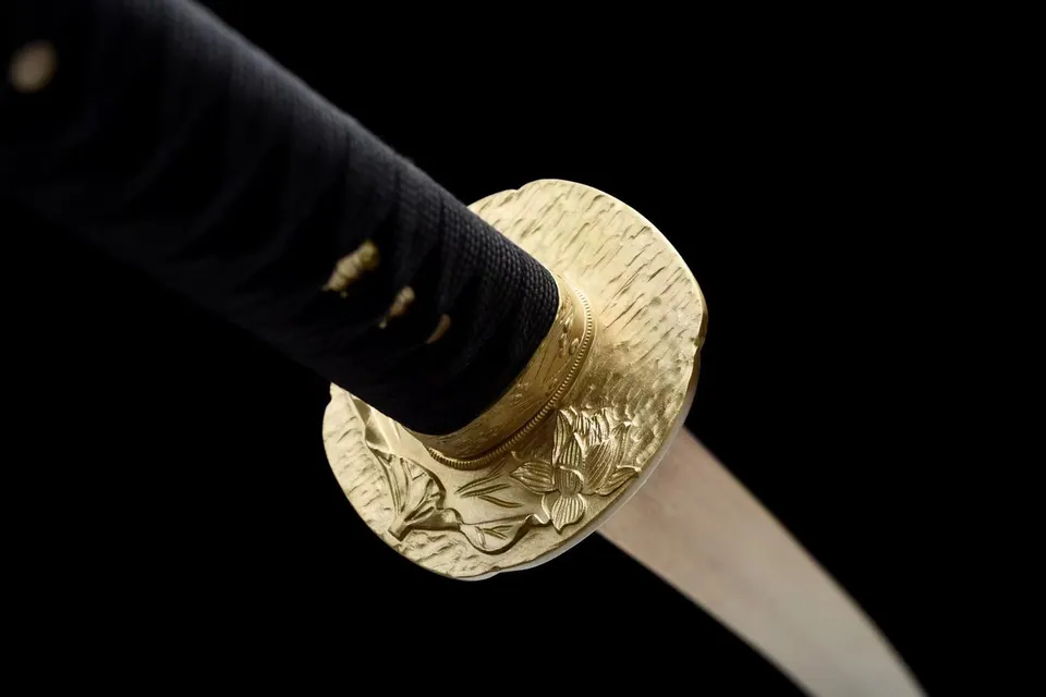 Katana Gōrudo en acier damas, lame dorée, tsuba en laiton, vue 5
