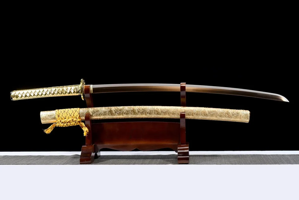 Katana Gouka en acier au manganèse doré, saya doré en relief, vue 2