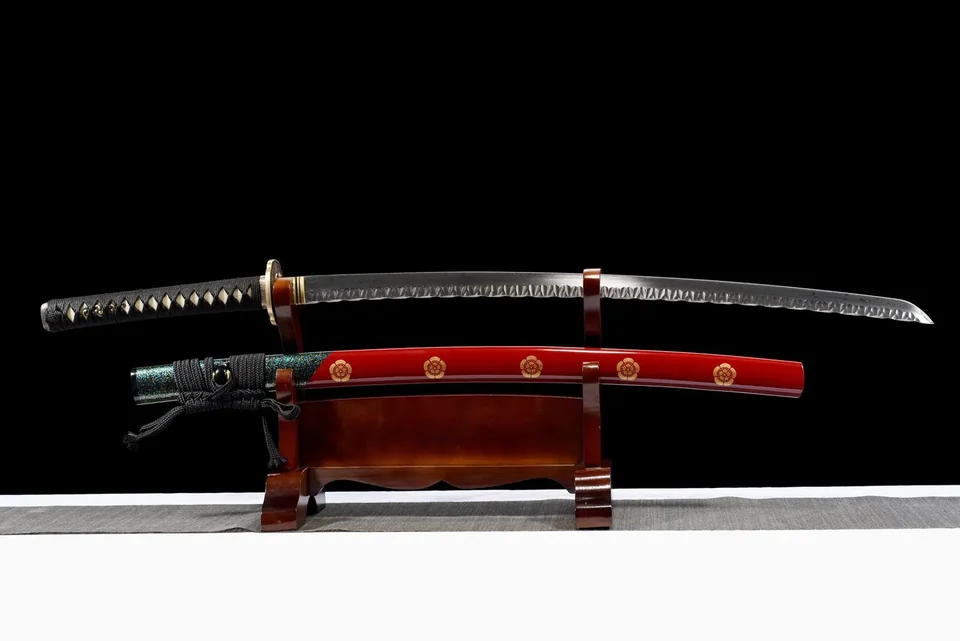 Katana Hana en acier damas, tsuka en magnolia laqué, saya rouge, vue 2