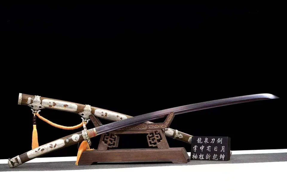 Katana Hasunohana en acier damas, saya en cuivre sculpté, 115 cm