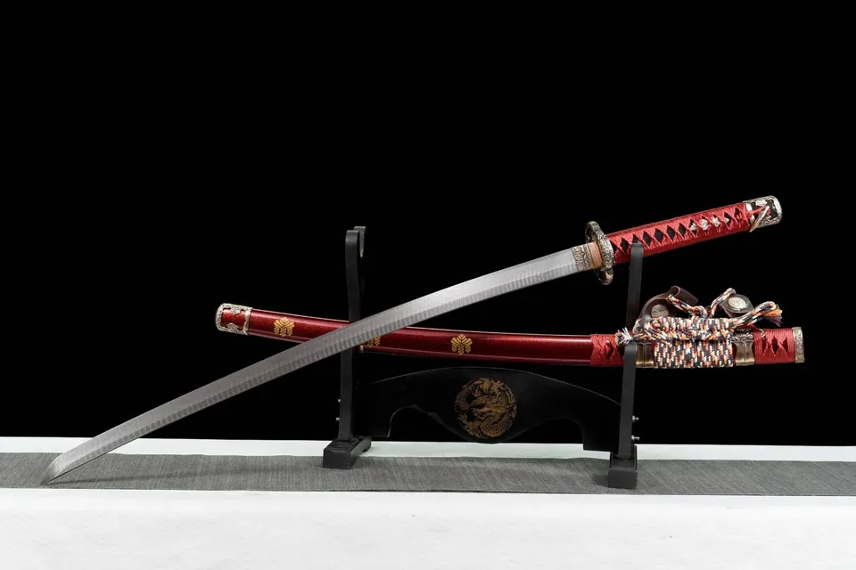 Katana Hideyoshi en acier damas, saya rouge au mon des Toyotomi, vue 2