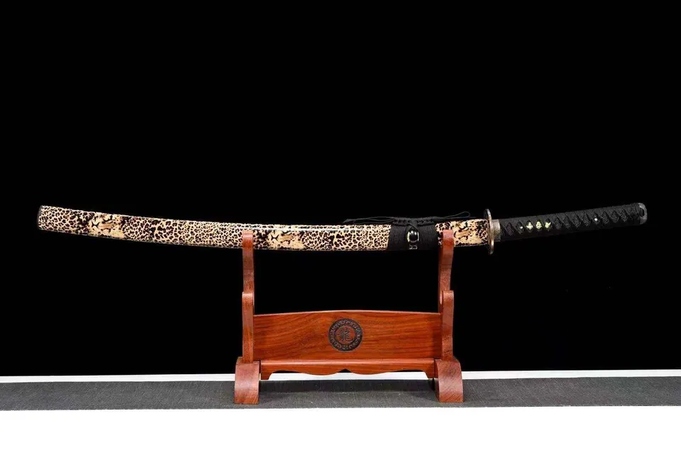 Katana Hyō en acier damas avec gorge, saya en bois laqué, vue 2