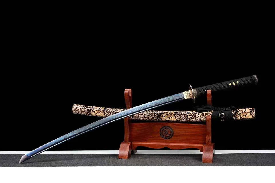 Katana Hyō en acier damas avec gorge, saya en bois laqué, vue 3