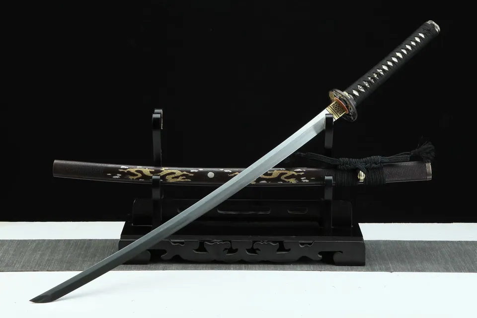 Katana Igen en acier damas, saya et tsuba en cuivre et laiton sculptés, vue 2