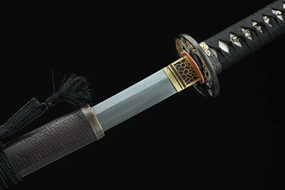 Katana Igen en acier damas, saya et tsuba en cuivre et laiton sculptés, vue 7