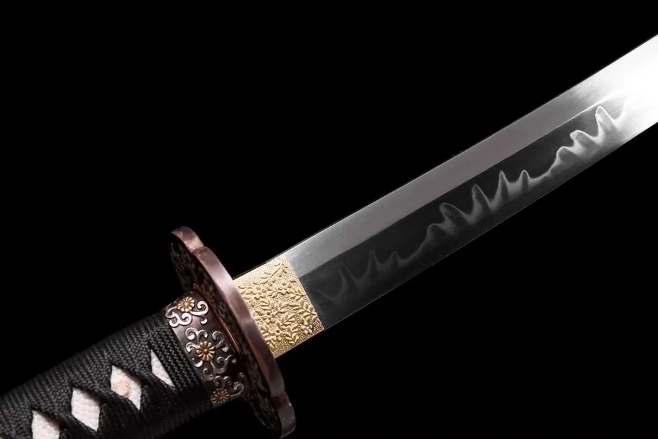 Katana Ikoi en acier T10, hamon en flamme, polissage miroir, vue 4