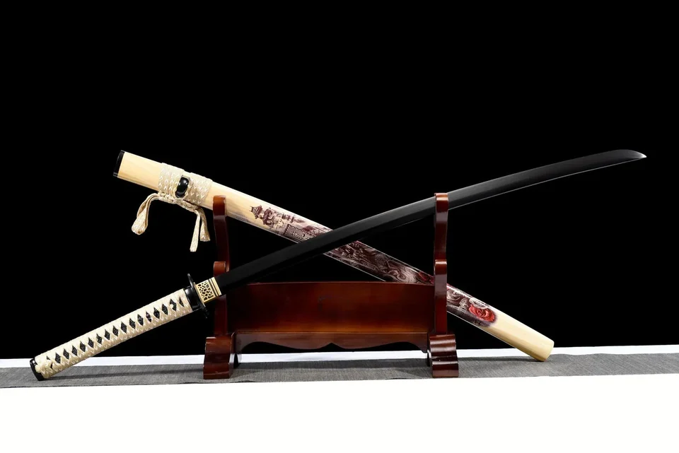 Katana Jin en acier au manganèse, lame noire, saya en bois laqué, vue 2