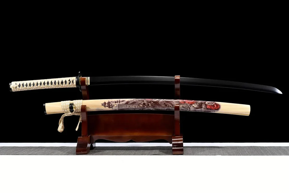 Katana Jin en acier au manganèse, lame noire, saya en bois laqué, vue 3