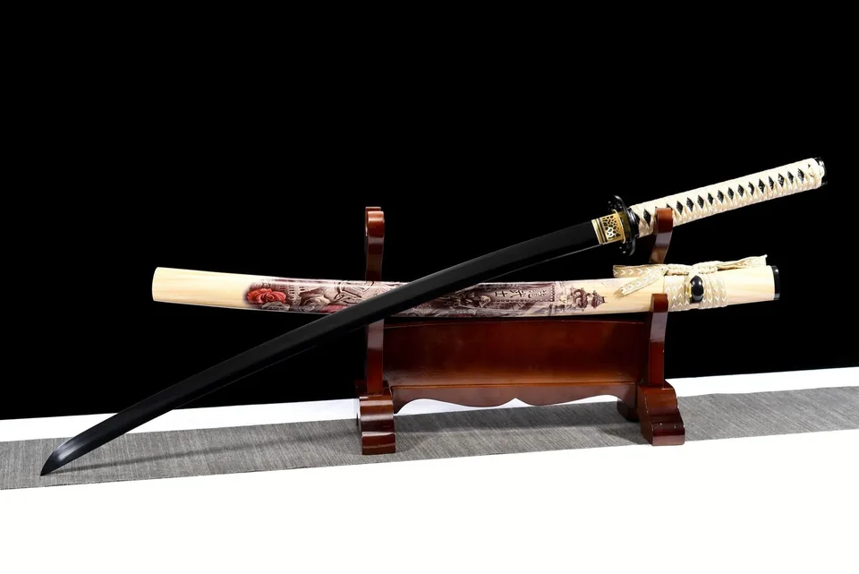 Katana Jin en acier au manganèse, lame noire, saya en bois laqué, vue 4