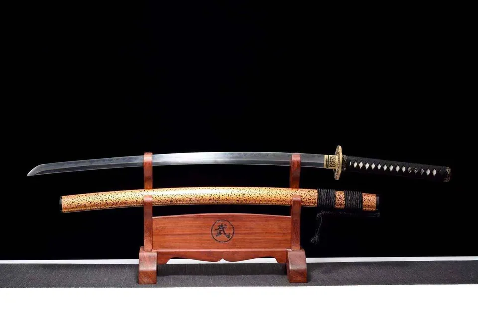 Katana Jundo en acier T10 avec hamon, saya en bois laqué, vue 2