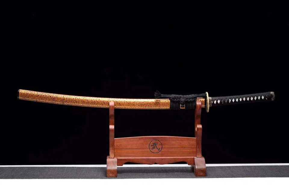 Katana Jundo en acier T10 avec hamon, saya en bois laqué, vue 3