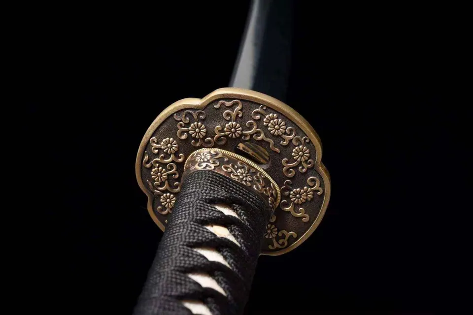 Katana Jundo en acier T10 avec hamon, saya en bois laqué, vue 4