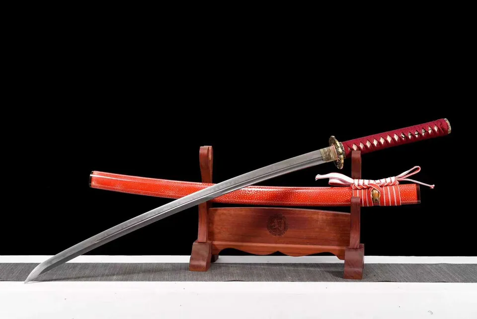 Katana Kaji en acier T10, double bo-hi, saya rouge et tsuba dragon, vue 2