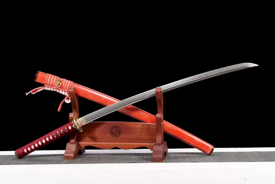 Katana Kaji en acier T10, double bo-hi, saya rouge et tsuba dragon, vue 3