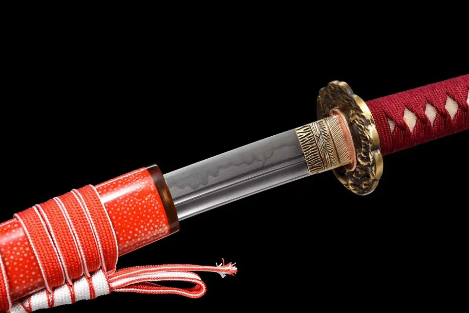 Katana Kaji en acier T10, double bo-hi, saya rouge et tsuba dragon, vue 6