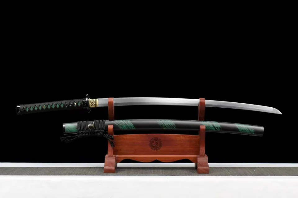 Katana Kakki en acier au manganèse, saya laqué, monture en zinc, acier manganèse