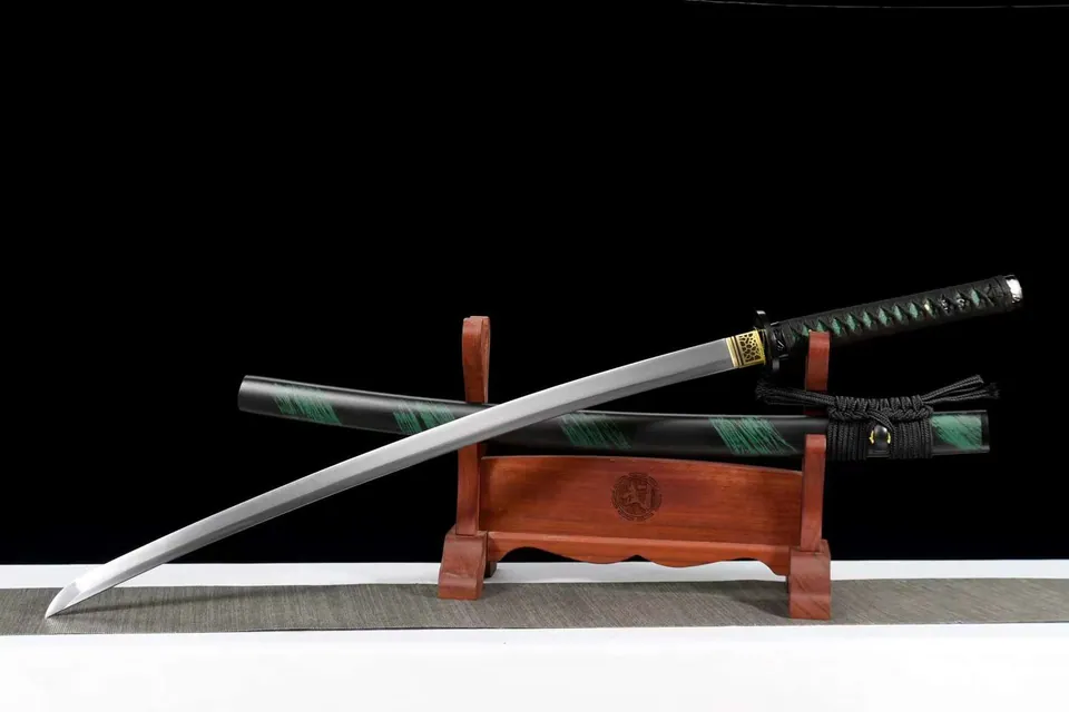 Katana Kakki en acier au manganèse, saya laqué, monture en zinc, vue 3
