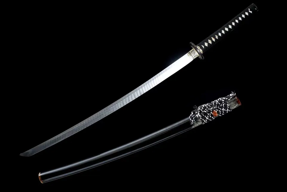 Katana Kangaeruhito en acier damas, saya en magnolia laqué