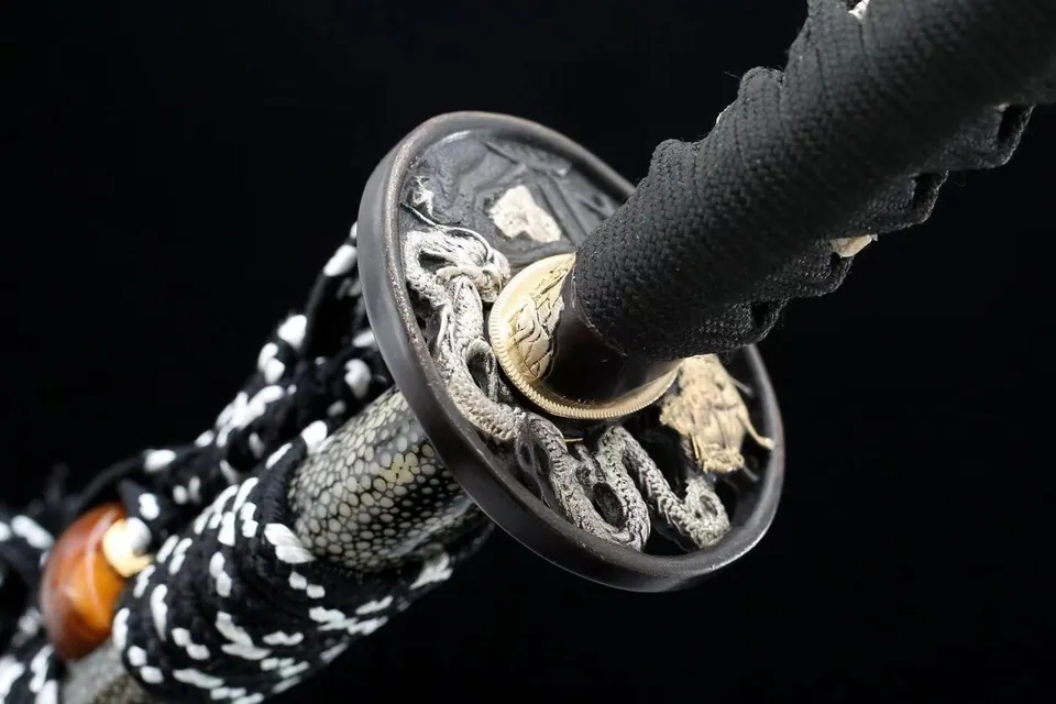 Katana Kangaeruhito en acier damas, saya en magnolia laqué, vue 2