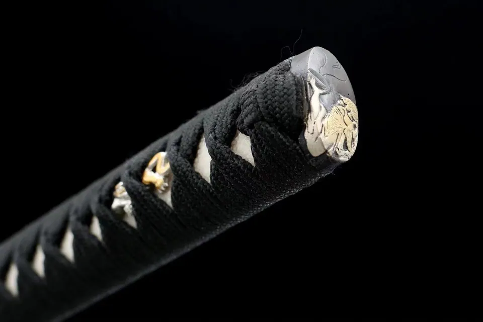 Katana Kangaeruhito en acier damas, saya en magnolia laqué, vue 3