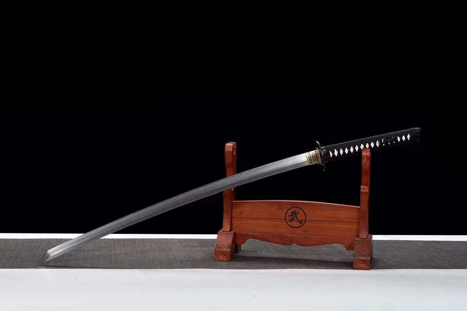Katana Kangeki en acier T10 avec hamon, saya en bois laqué, vue 3