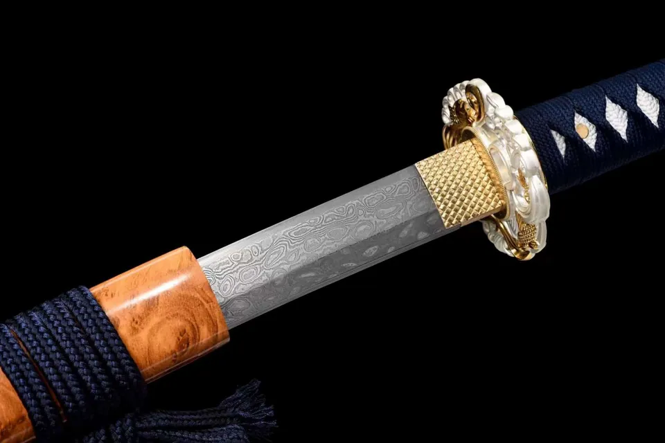 Katana Kasei en acier damas, saya en ébène, kurigata en corne, vue 2