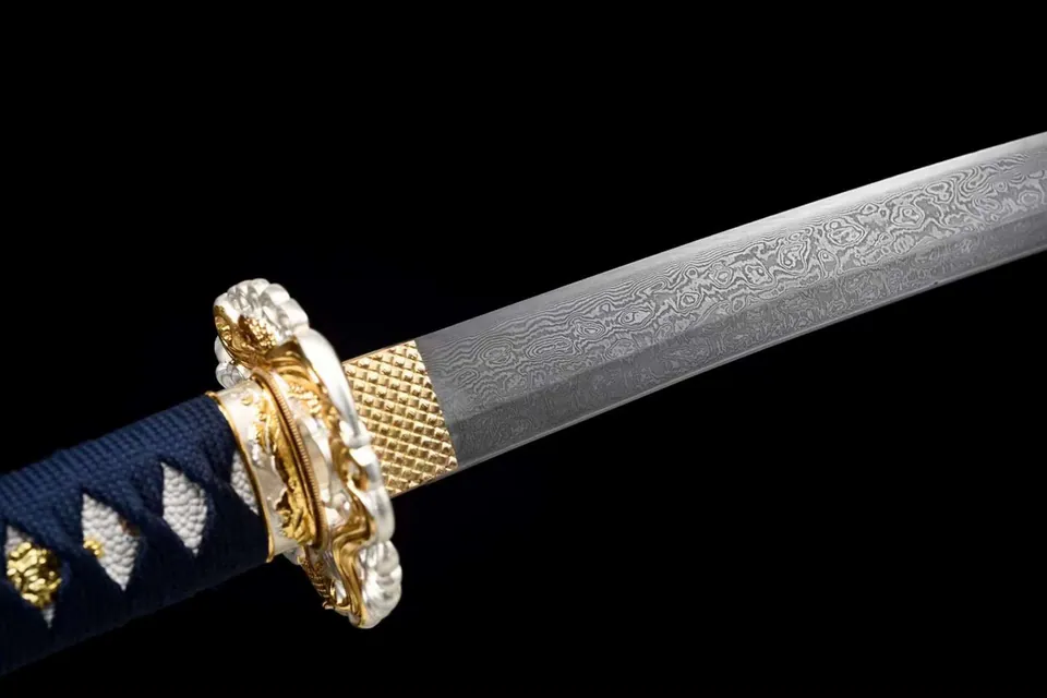 Katana Kasei en acier damas, saya en ébène, kurigata en corne, vue 3