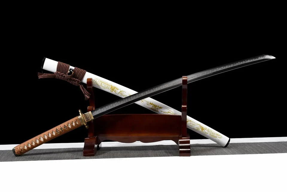 Katana Keishou en acier T10 à hamon, saya en ébène, kurigata en corne, vue 3