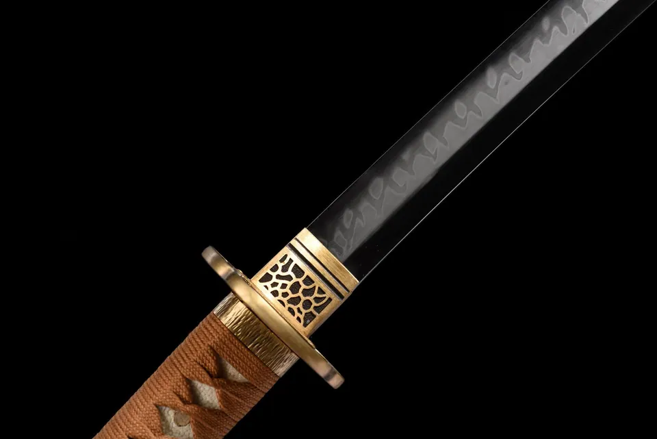 Katana Keishou en acier T10 à hamon, saya en ébène, kurigata en corne, vue 6