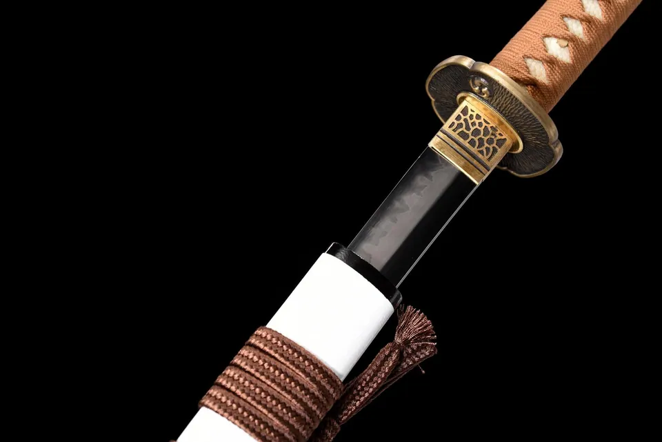 Katana Keishou en acier T10 à hamon, saya en ébène, kurigata en corne, vue 7