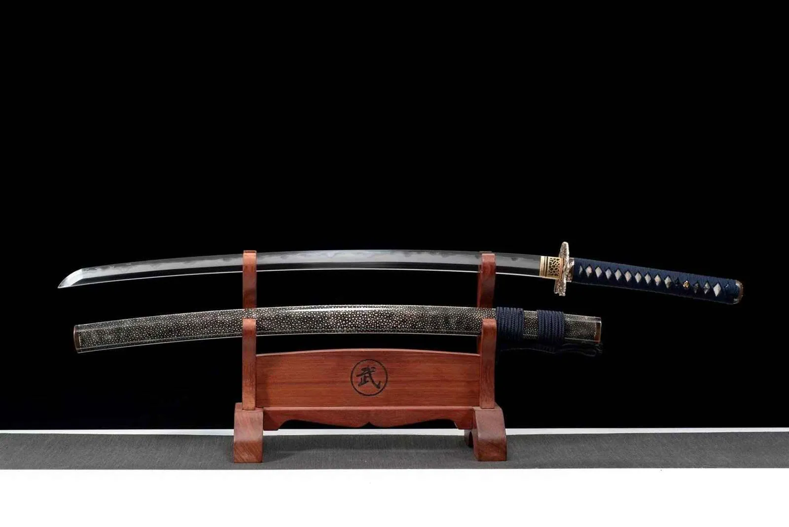 Katana Kengen en acier san mai, bo-hi et saya verte laquée, photo de couverture du guide « Quel est le meilleur katana ? Choisir selon l'usage et le budget »