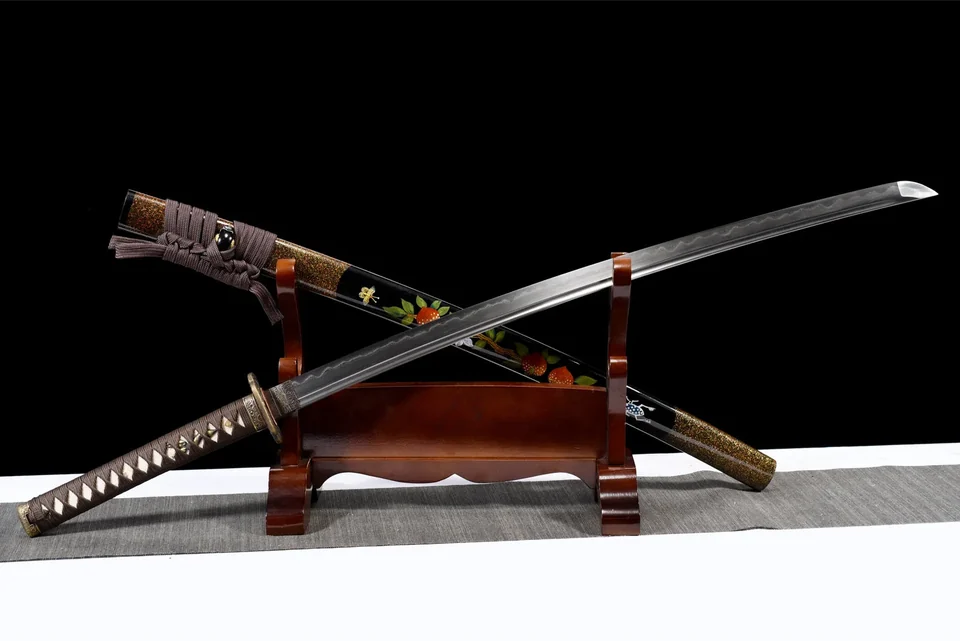 Katana Kiku Hana en acier de Damas, saya noire à fleurs et fruits, vue 3