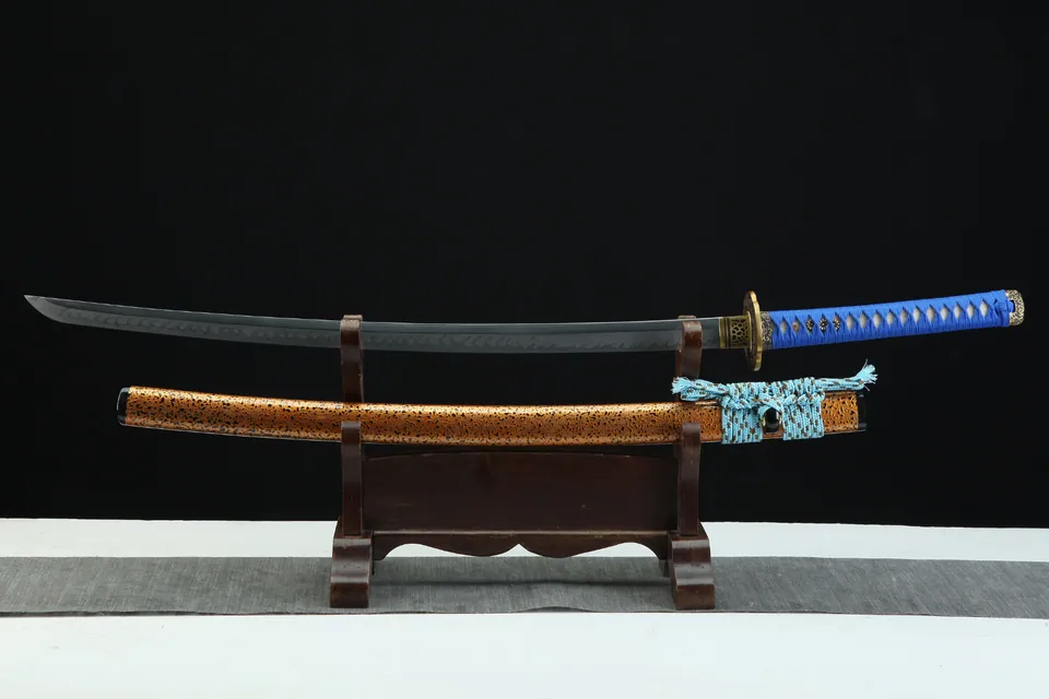 Katana Kikumon en acier 1095, hamon en griffe, tsuba en cuivre doré, acier 1095 · hamon