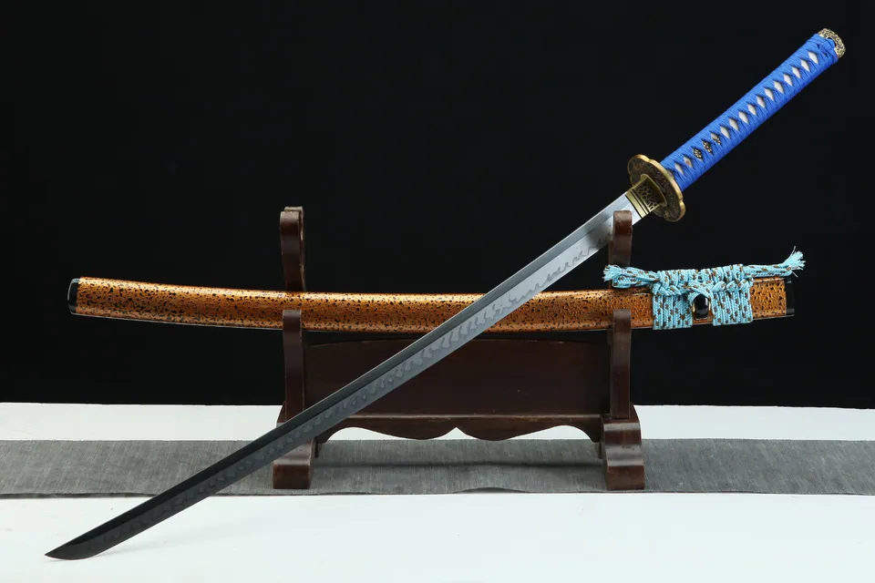 Katana Kikumon en acier 1095, hamon en griffe, tsuba en cuivre doré, vue 2