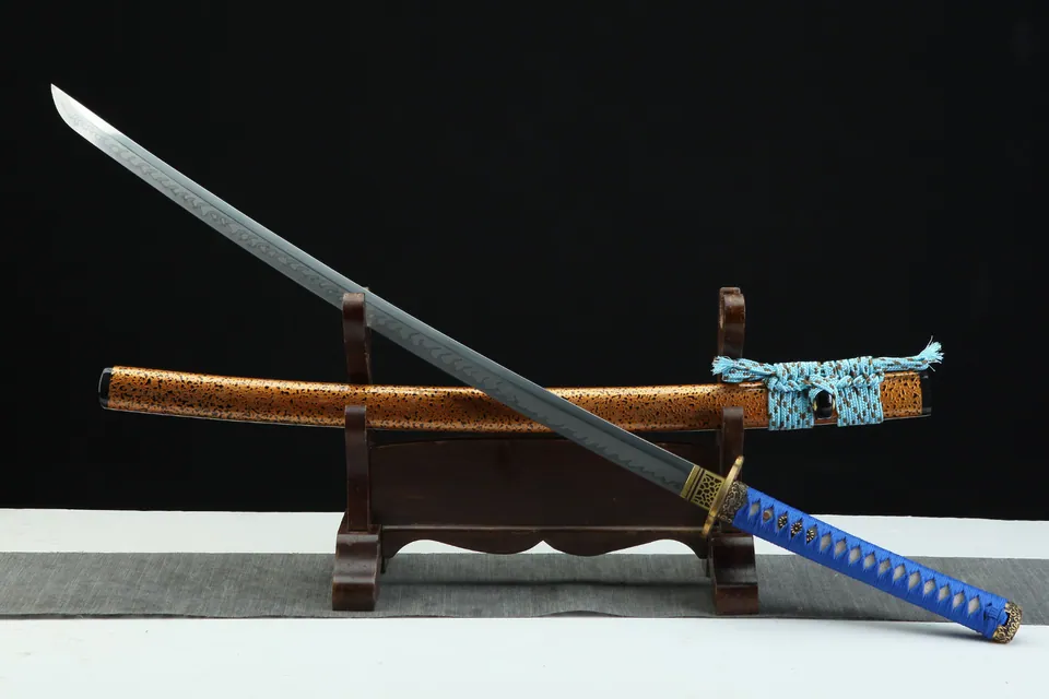 Katana Kikumon en acier 1095, hamon en griffe, tsuba en cuivre doré, vue 3